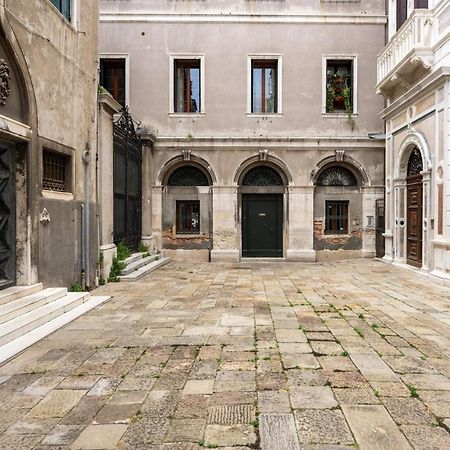Palazzo Borgoloco Apartment เวนิส ภายนอก รูปภาพ